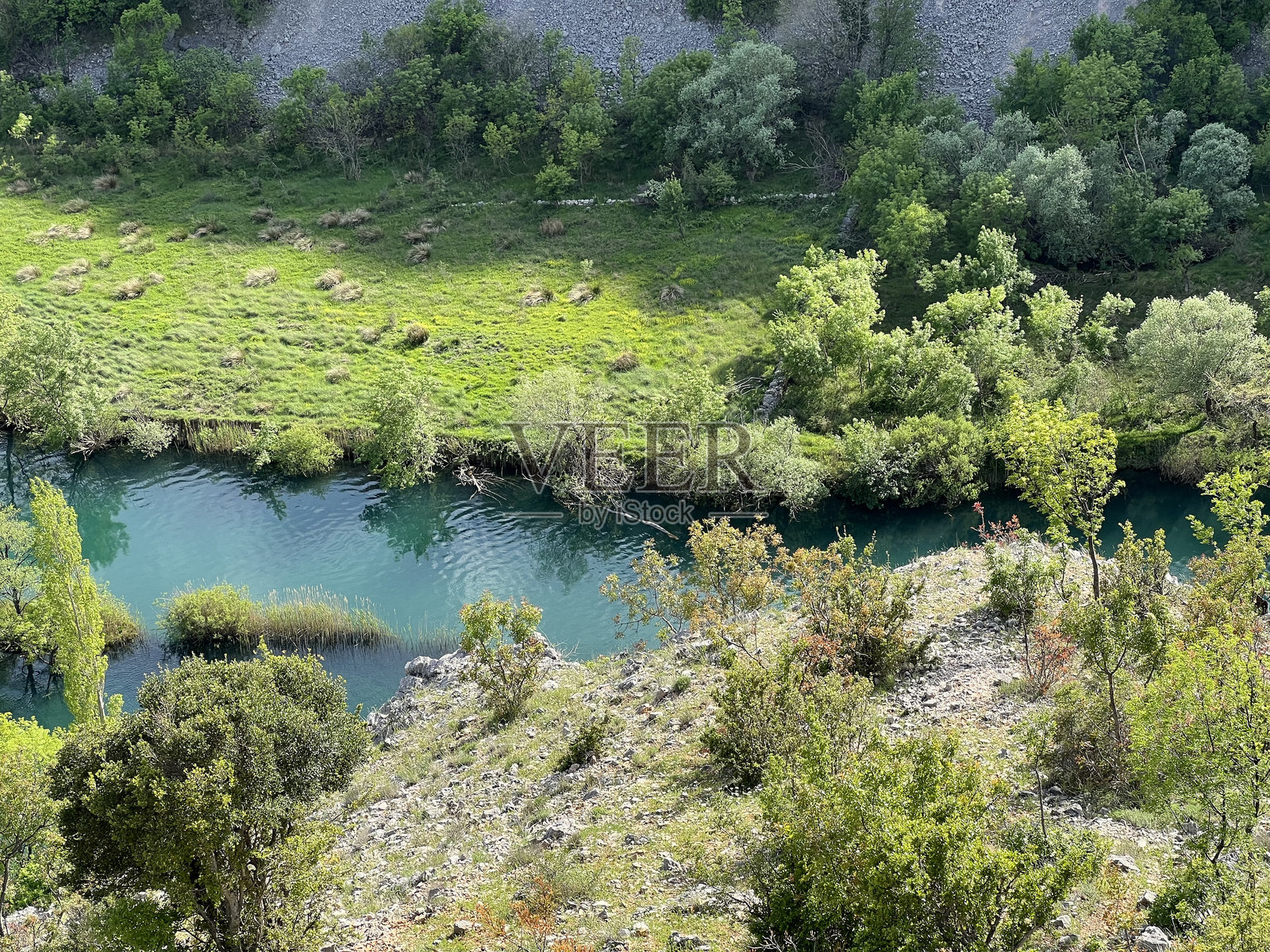 克鲁帕河在兹尔曼亚的入海口（韦莱比特自然公园，克罗地亚）照片摄影图片