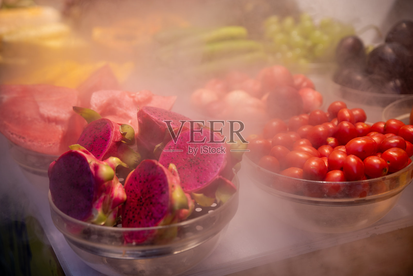 各种新鲜水果在冷藏中保鲜，伴有水雾照片摄影图片