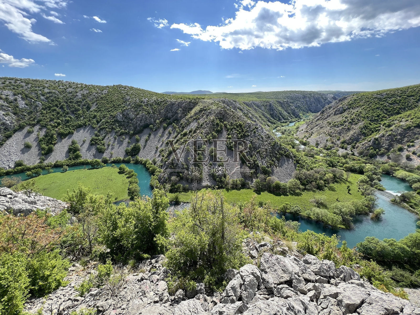 克鲁帕河峡谷，兹尔曼亚的右支流（维莱比特自然公园，克罗地亚）照片摄影图片