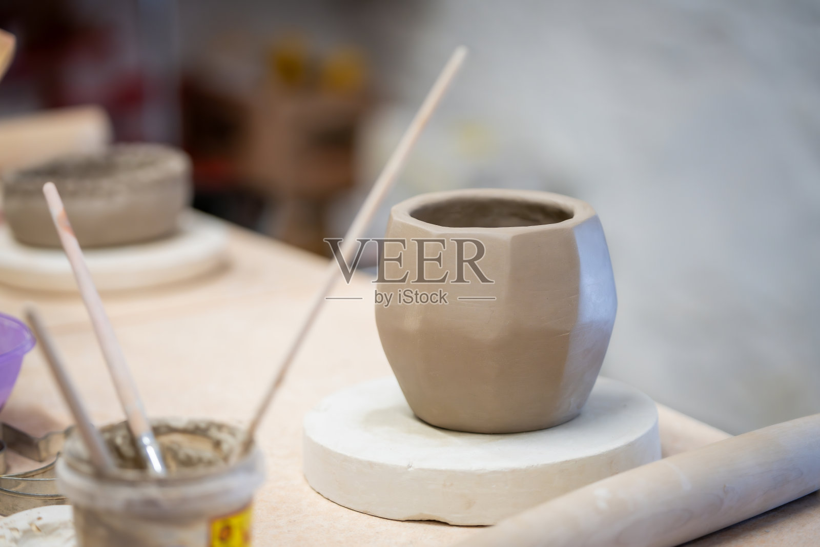 制作多面花瓶。手工陶土陶瓷在烧制前晾干。照片摄影图片