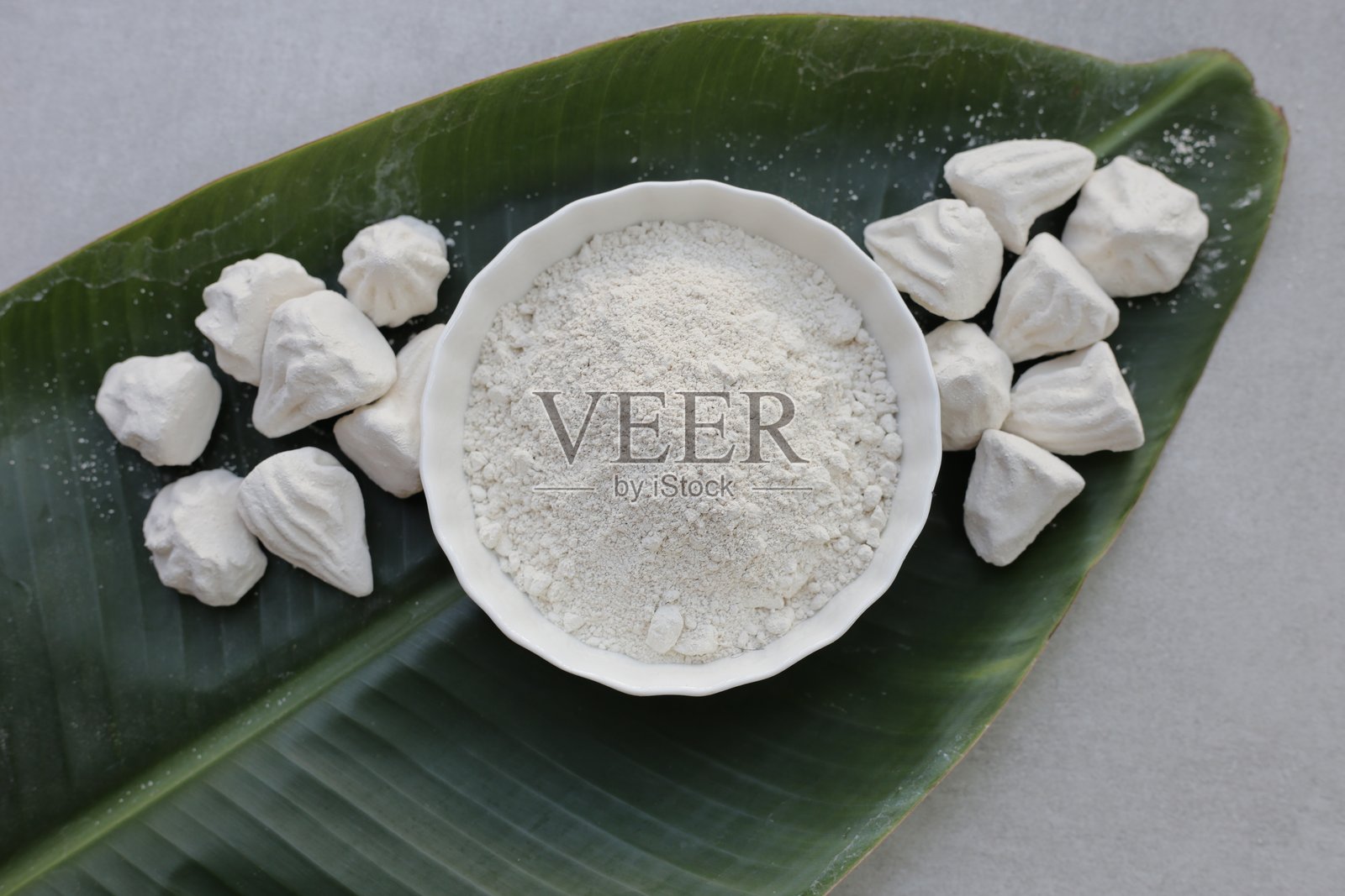 白色粘土填料，软质粉笔。泰国传统，宋干节照片摄影图片