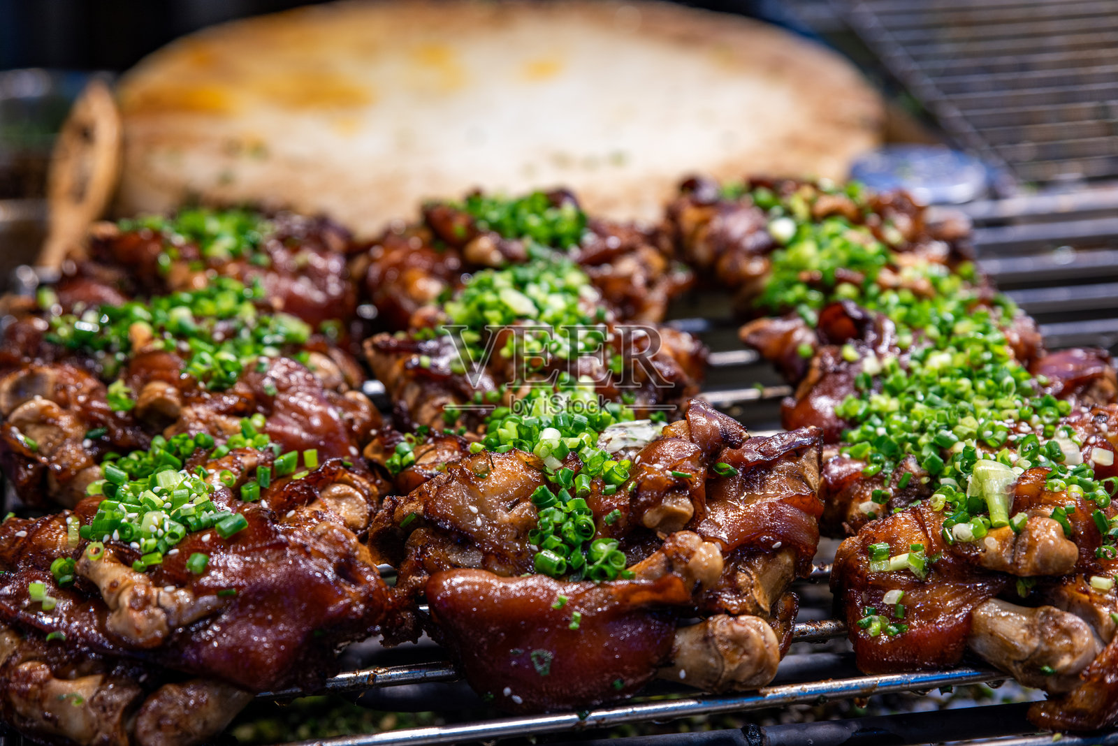 街头美食：烤肉和蔬菜照片摄影图片
