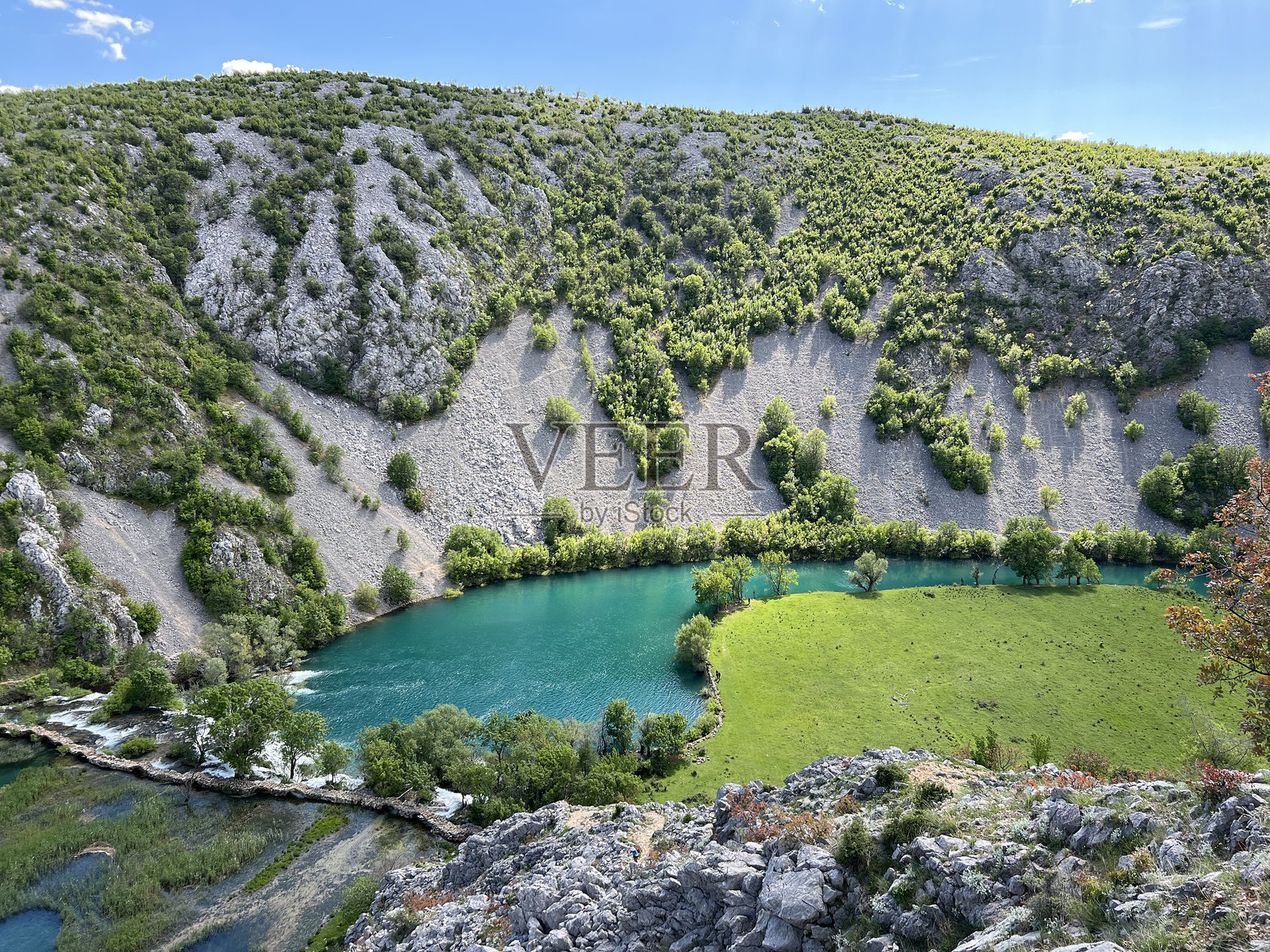 克鲁帕河上的库丁桥，戈卢比奇（韦莱比特自然公园，克罗地亚）照片摄影图片
