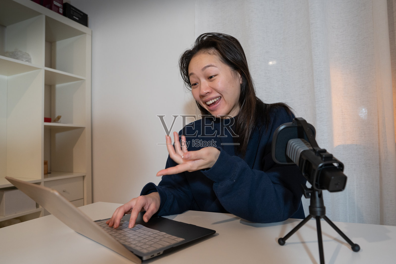 在家创作内容的吸引人的女视频博主照片摄影图片