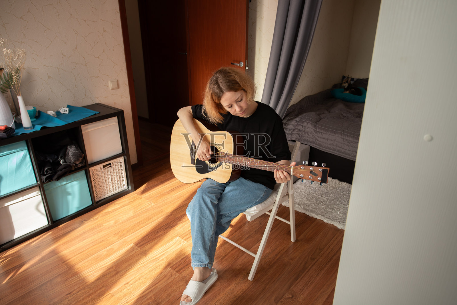 在家弹奏木吉他的女性，音乐爱好者享受自己的爱好照片摄影图片