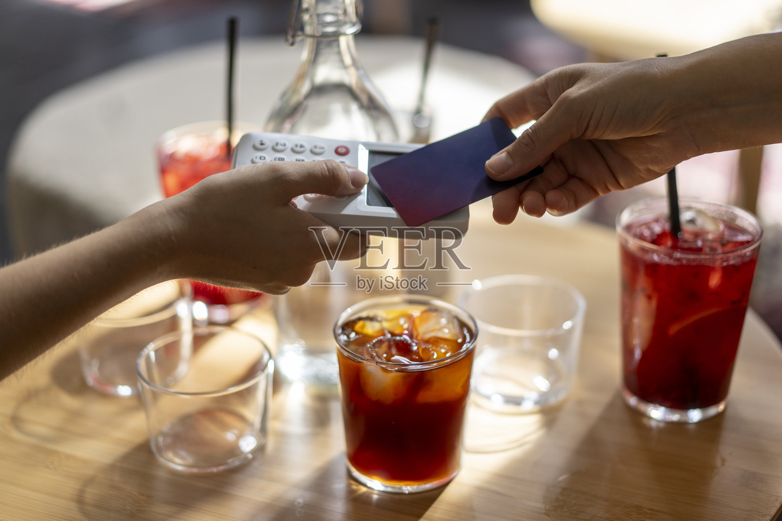 酒吧里的无接触支付照片摄影图片