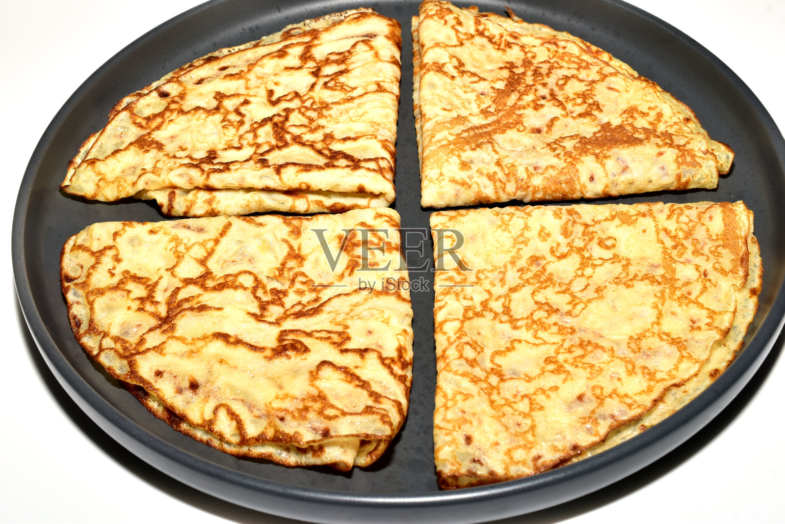 煎锅里的夹心煎饼。照片摄影图片