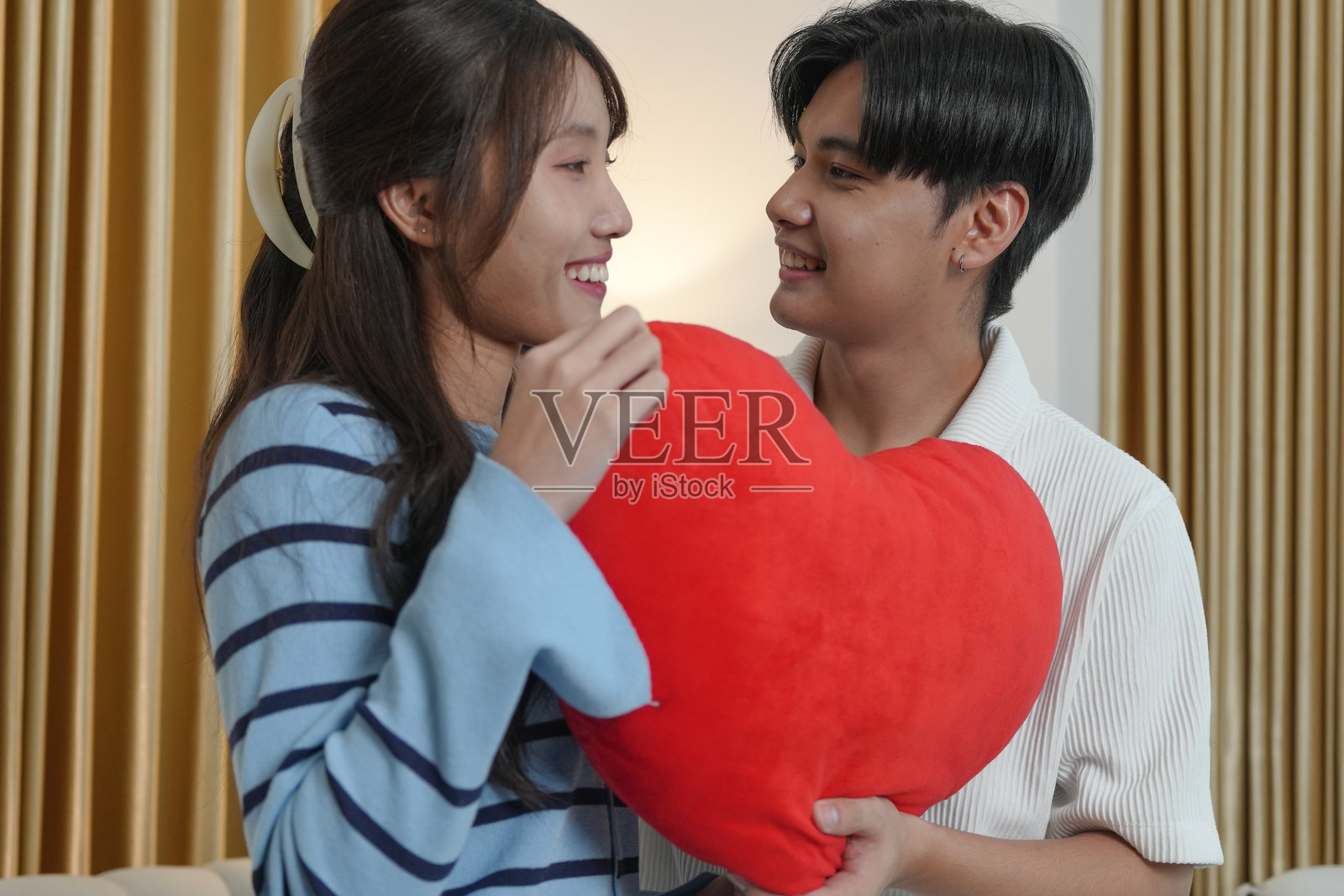 浪漫的情人节庆祝活动。快乐的两个人庆祝蜜月或周年纪念。照片摄影图片