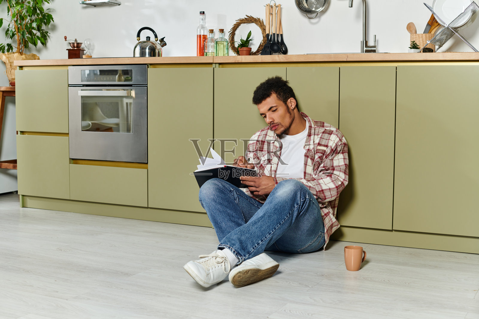 年轻男子在时尚公寓中享受安静的阅读时光照片摄影图片