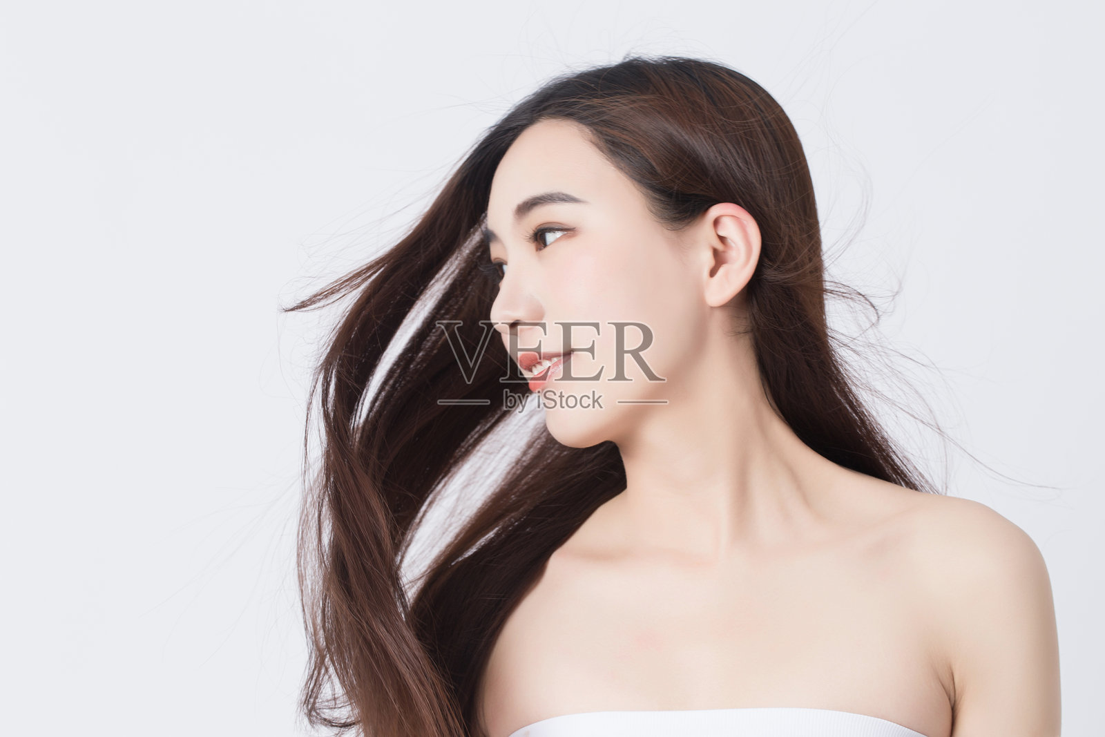 白色背景下美丽女性模特的肖像照片摄影图片