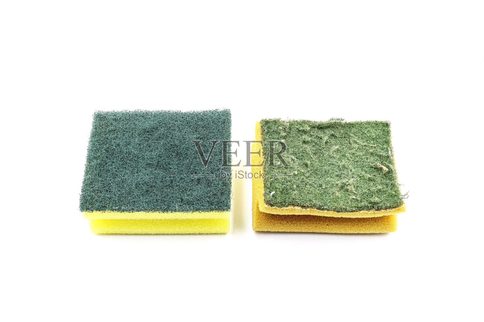 新旧清洁海绵的对比，背景为白色。照片摄影图片