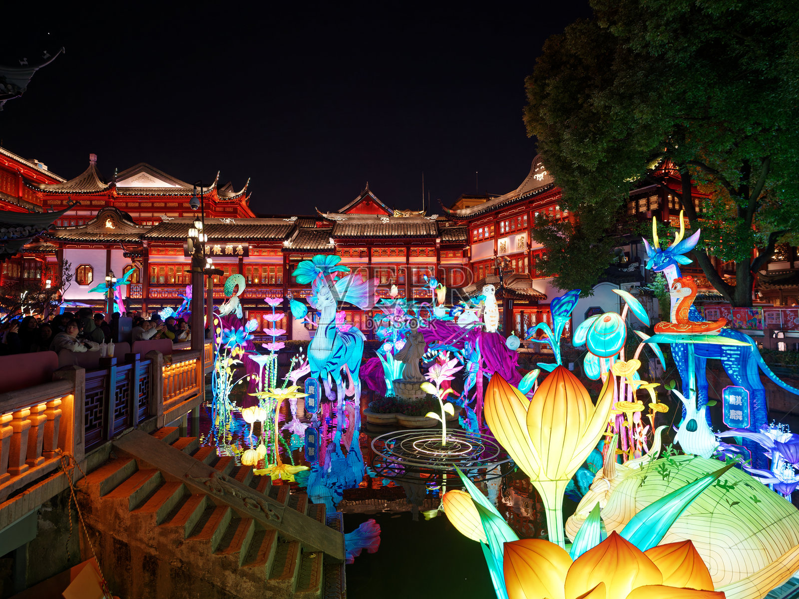 中国新年（蛇年）的元宵节，豫园中五彩缤纷的灯笼，熙熙攘攘的游客们在夜晚享受假期。照片摄影图片