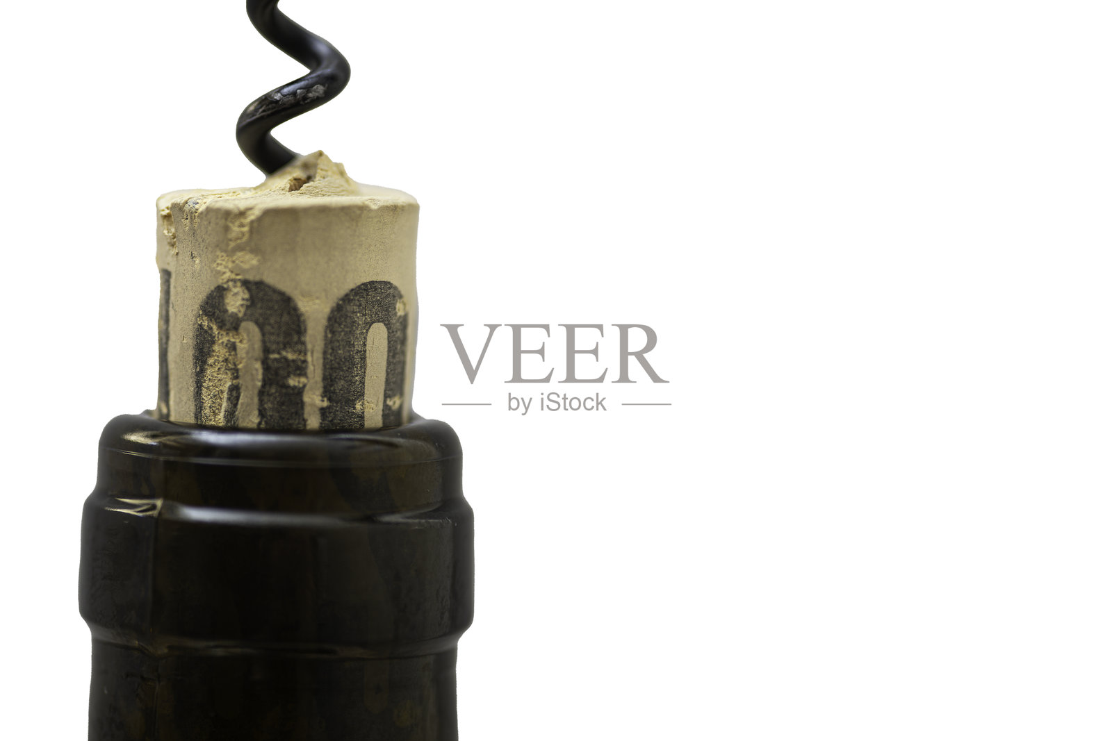 手动开瓶器插入酒瓶颈部的软木塞中照片摄影图片