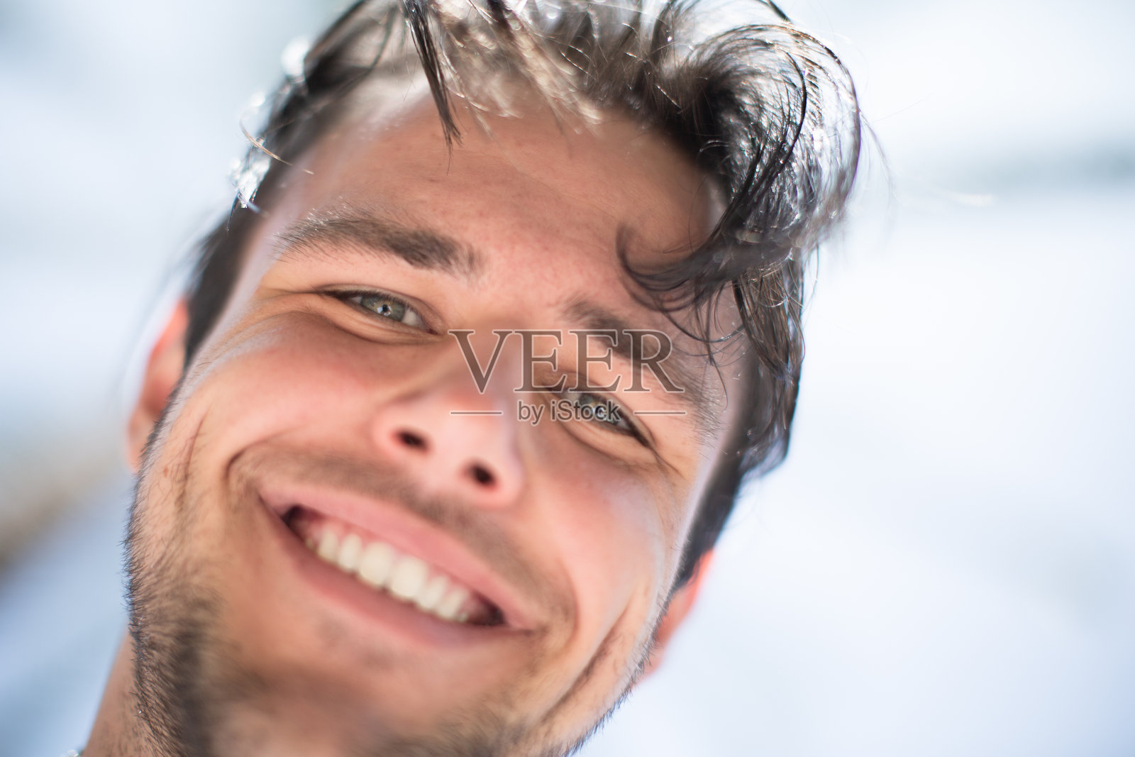 年轻男子从上方看向镜头照片摄影图片