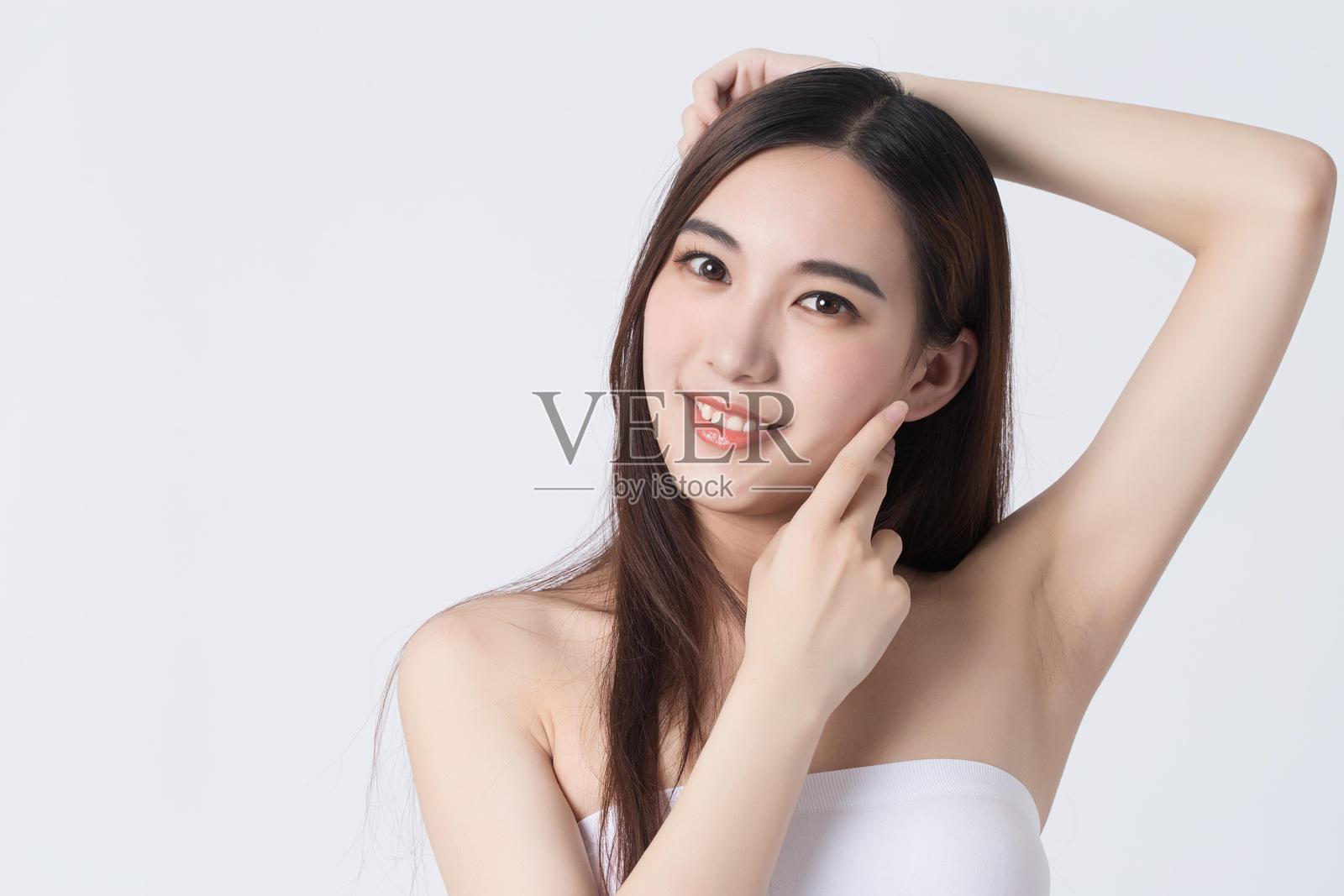 拥有完美肌肤和灿烂微笑的亚洲女性照片摄影图片