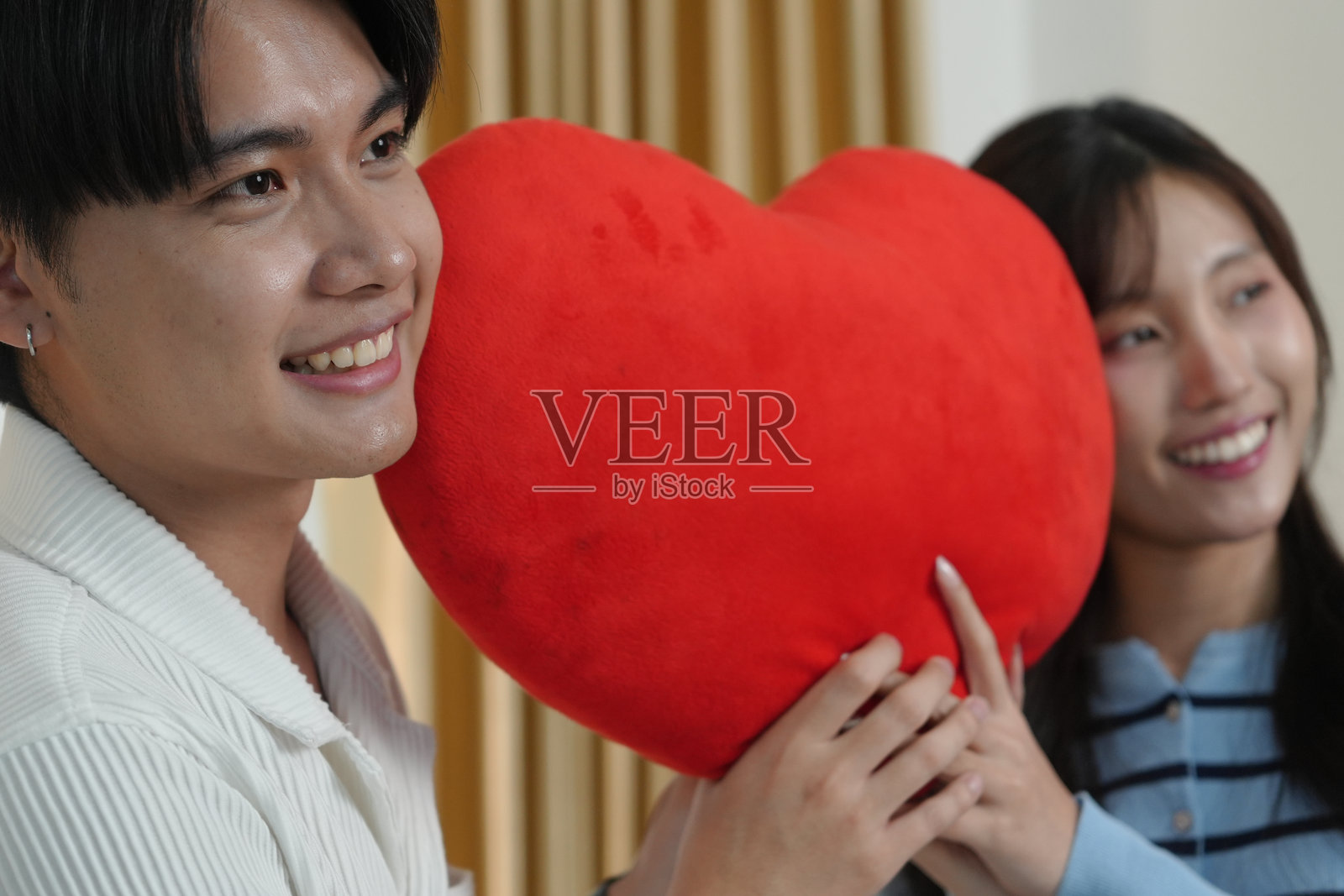 浪漫的情人节庆祝活动。快乐的两个人庆祝蜜月或周年纪念。照片摄影图片