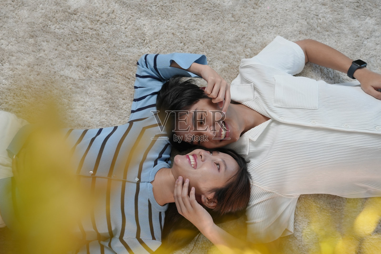 浪漫的情人节庆祝活动。快乐的两个人庆祝蜜月或周年纪念。照片摄影图片