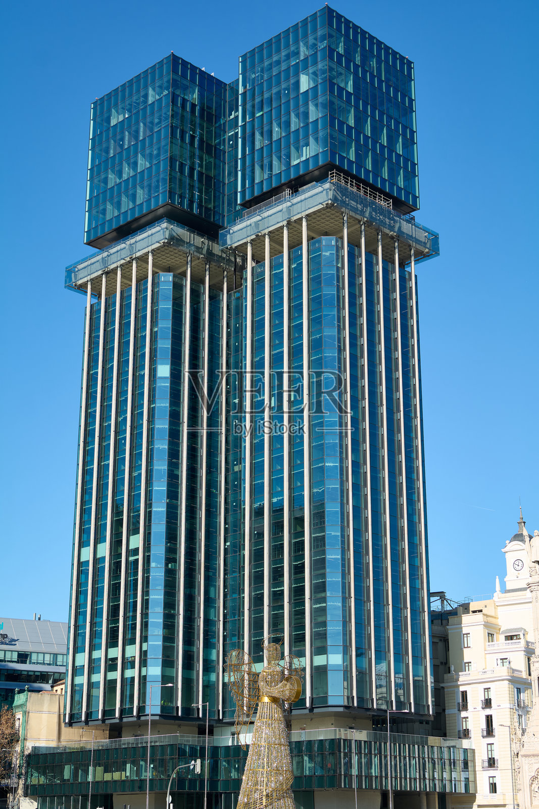 马德里天际线中的标志性科尔塔斯大厦照片摄影图片