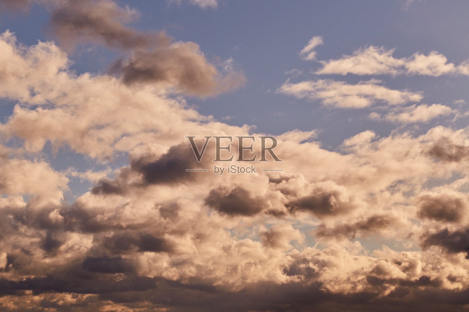 阳光轻柔地照耀着雪白云朵的边缘。照片摄影图片