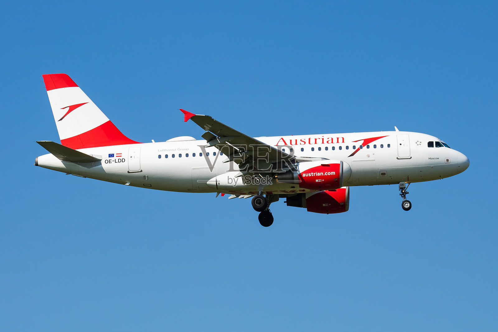 奥地利航空空客A319 OE-LDD客机抵达并降落在维也纳机场照片摄影图片