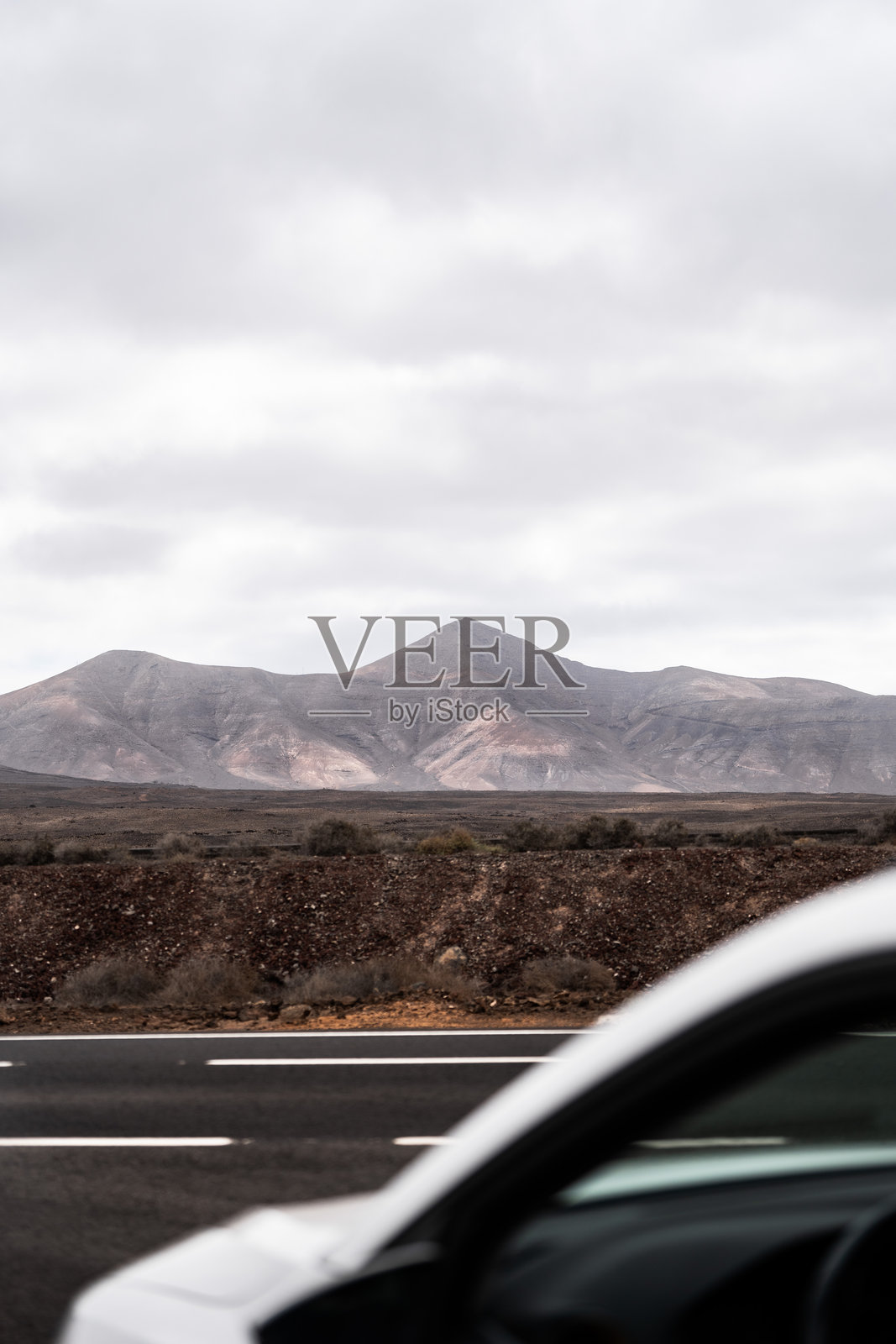 远处的山脉在阴天的风景公路旁显得格外壮观照片摄影图片