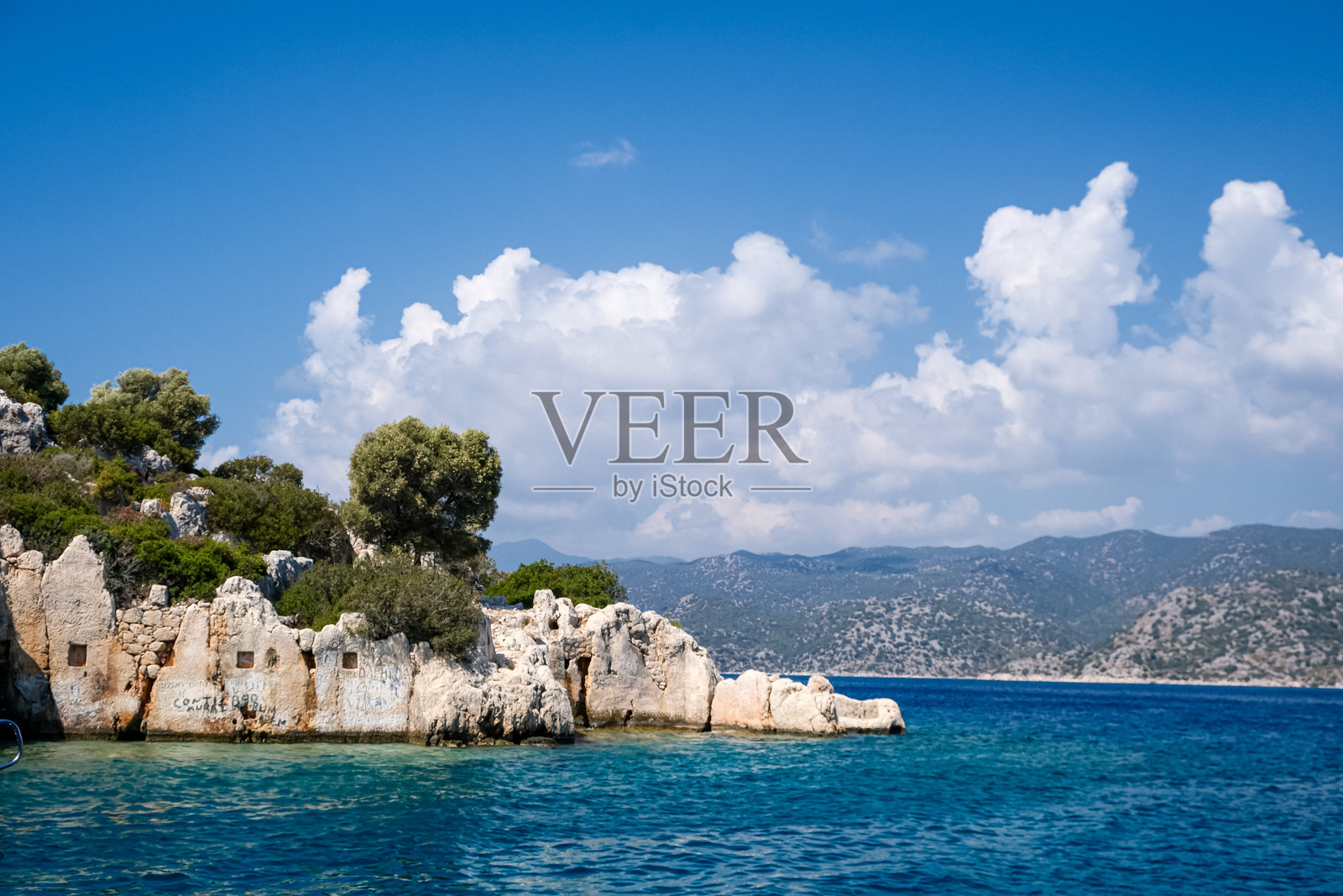 土耳其安塔利亚地区卡什附近的凯科瓦岛沉没的吕基亚古城景观。照片摄影图片