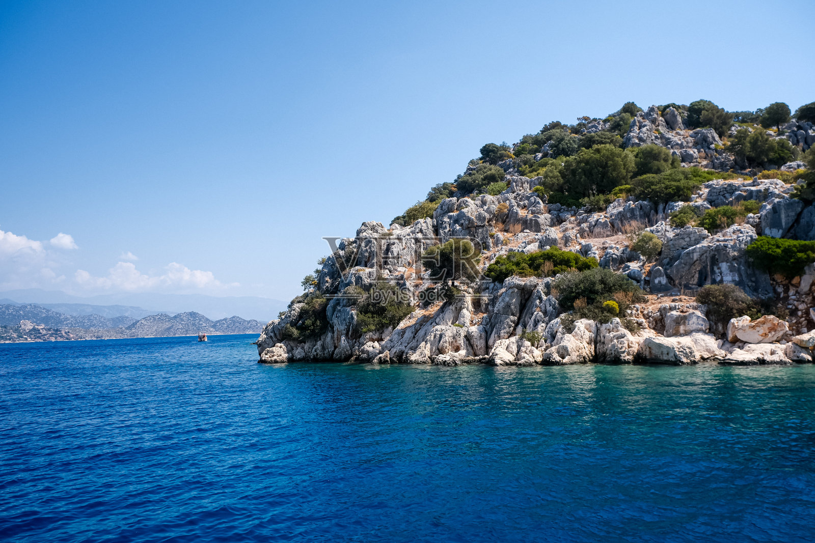 土耳其安塔利亚地区卡什附近的凯科瓦岛沉没的吕基亚古城景观。照片摄影图片