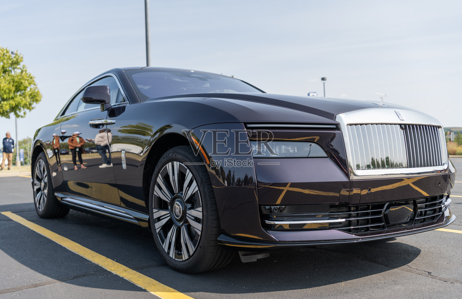 2024年劳斯莱斯Spectre电动超级轿跑车,侧面视角。电动汽车。劳斯莱斯Spectre电动汽车。劳斯莱斯Spectre在芝加哥。照片摄影图片