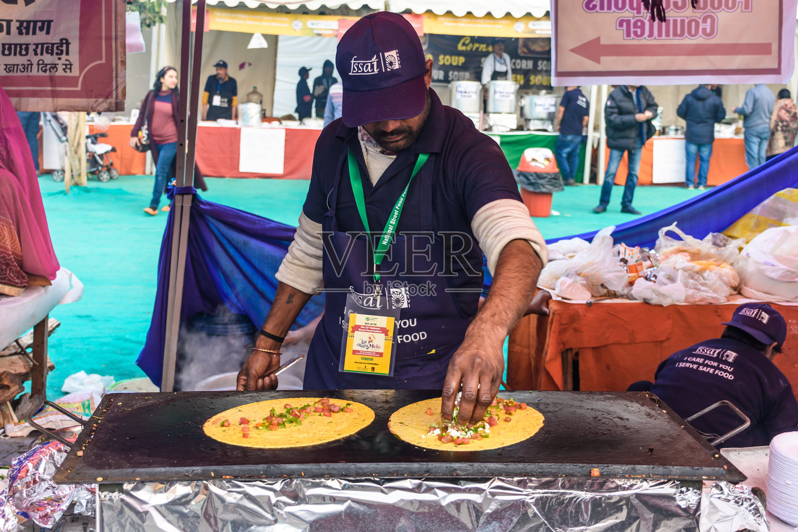印度新德里国家街头美食节上的各种当地街头食品摊贩照片摄影图片