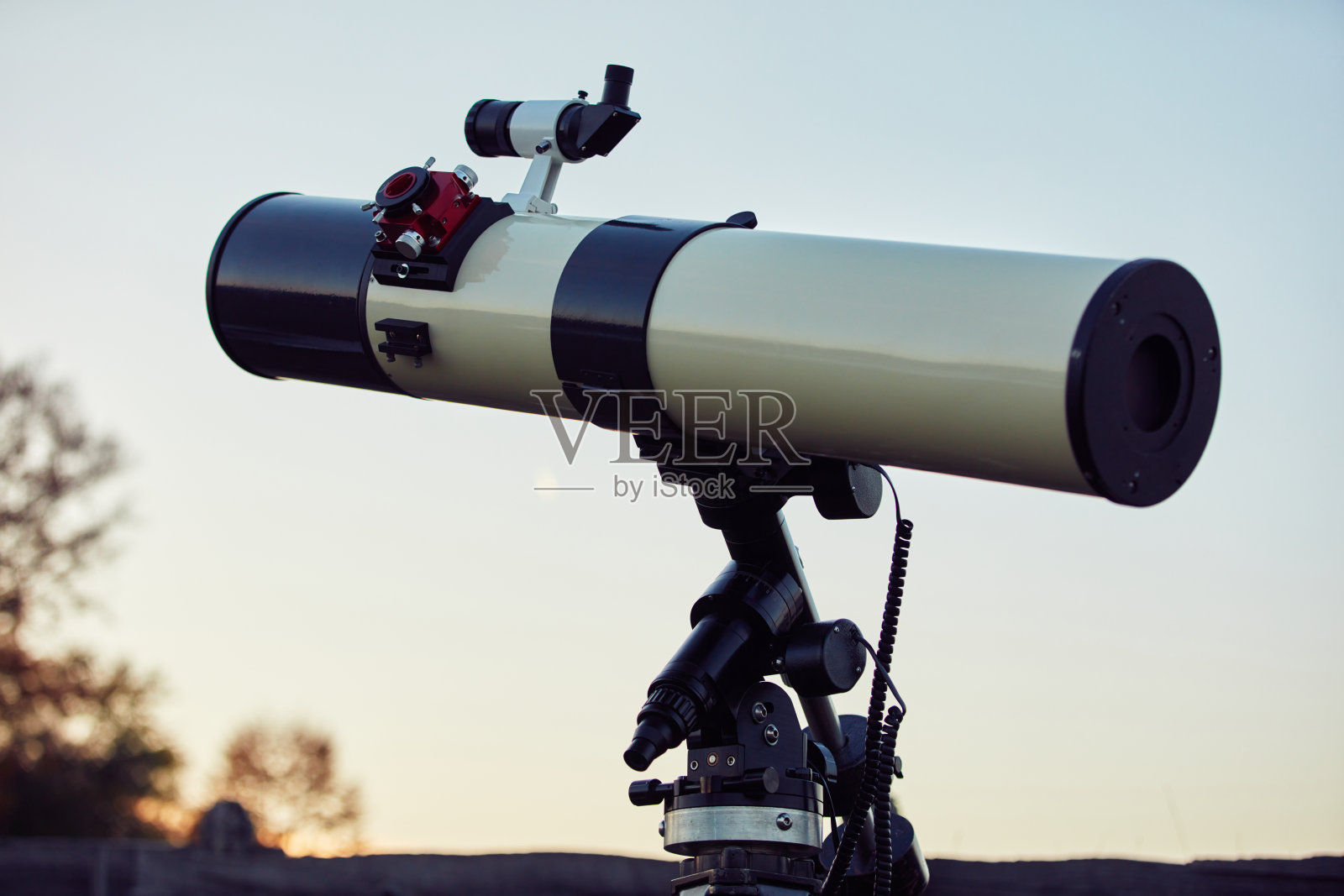 业余天文学望远镜，用于观察星星、行星和其他天体。照片摄影图片