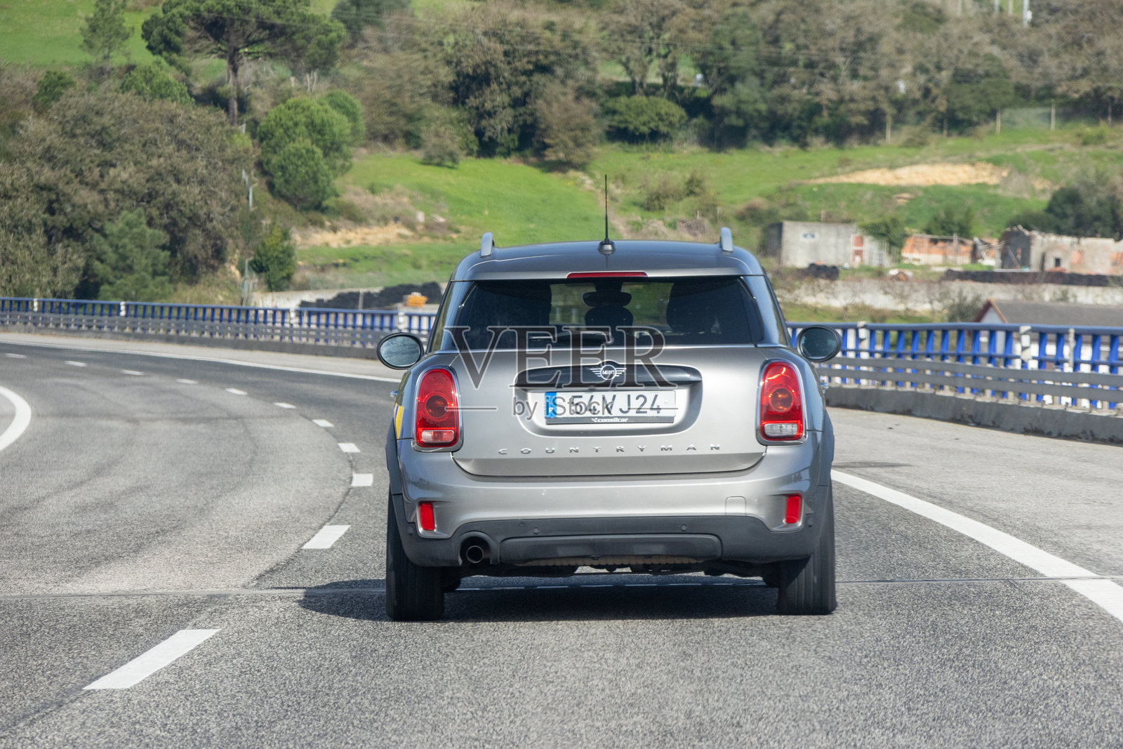 迷你库珀在阳光明媚的日子里高速公路上行驶照片摄影图片