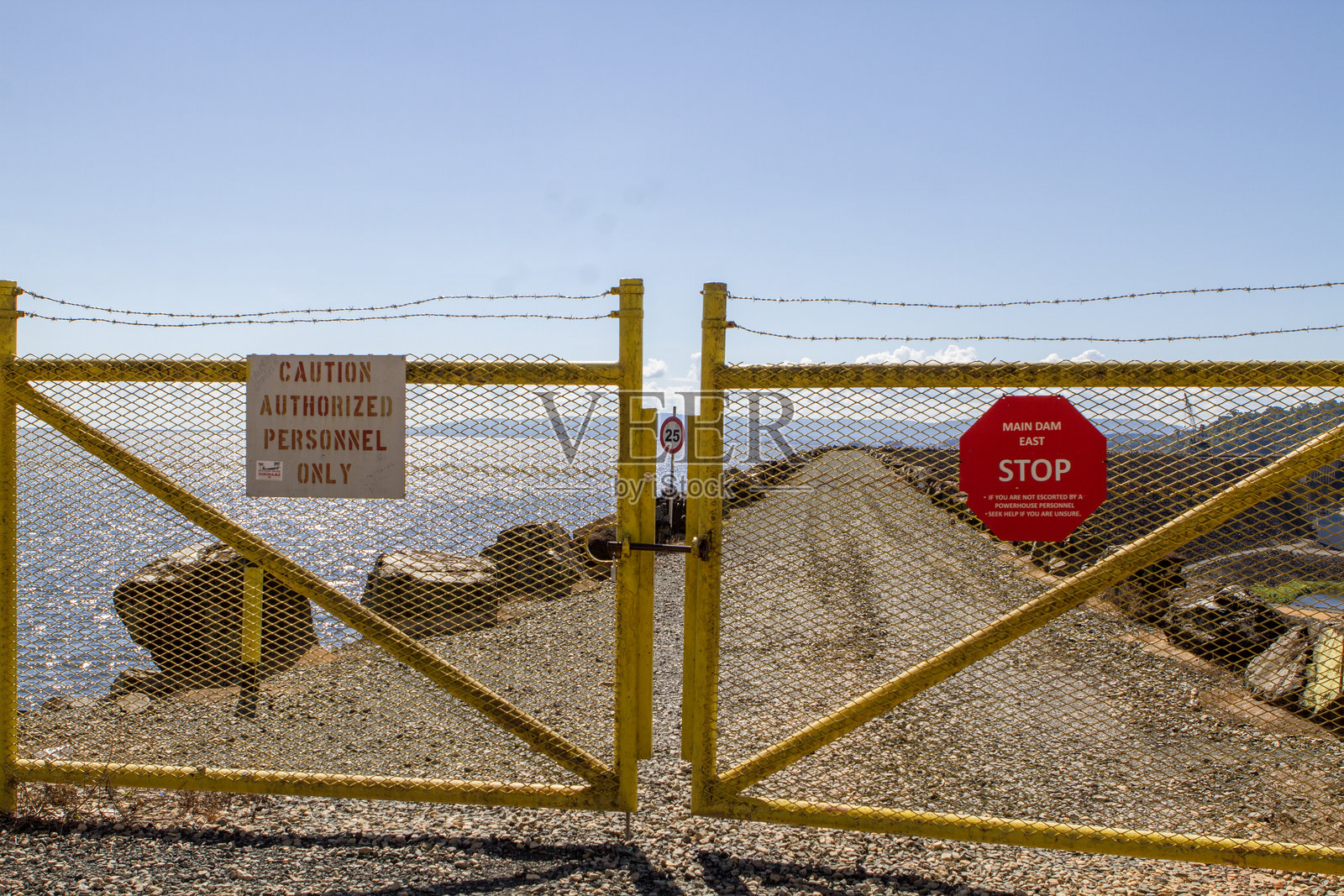 布罗科蓬多水电站大坝上的围栏和水库的景观。照片摄影图片