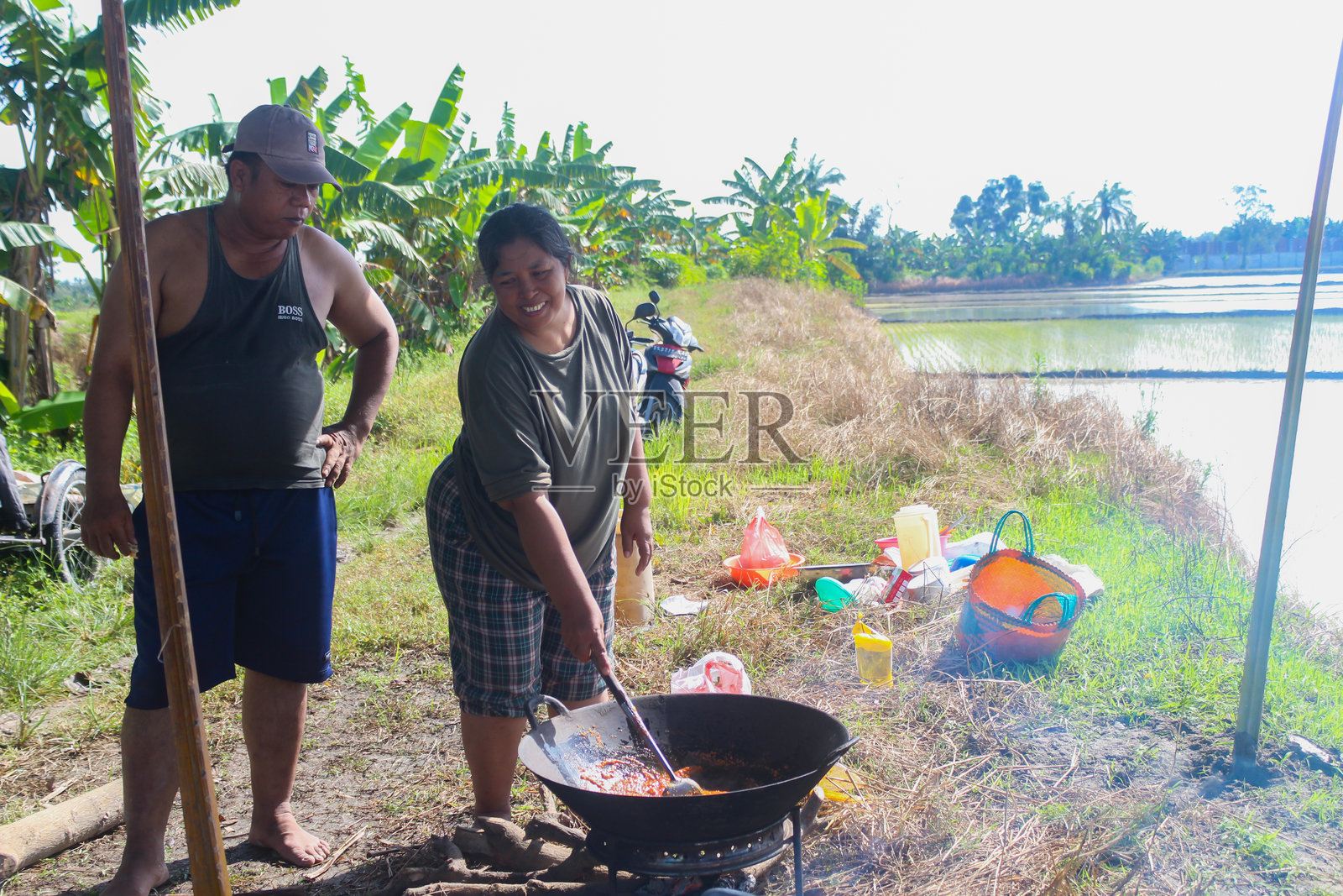 在稻田旁烹饪盛宴照片摄影图片