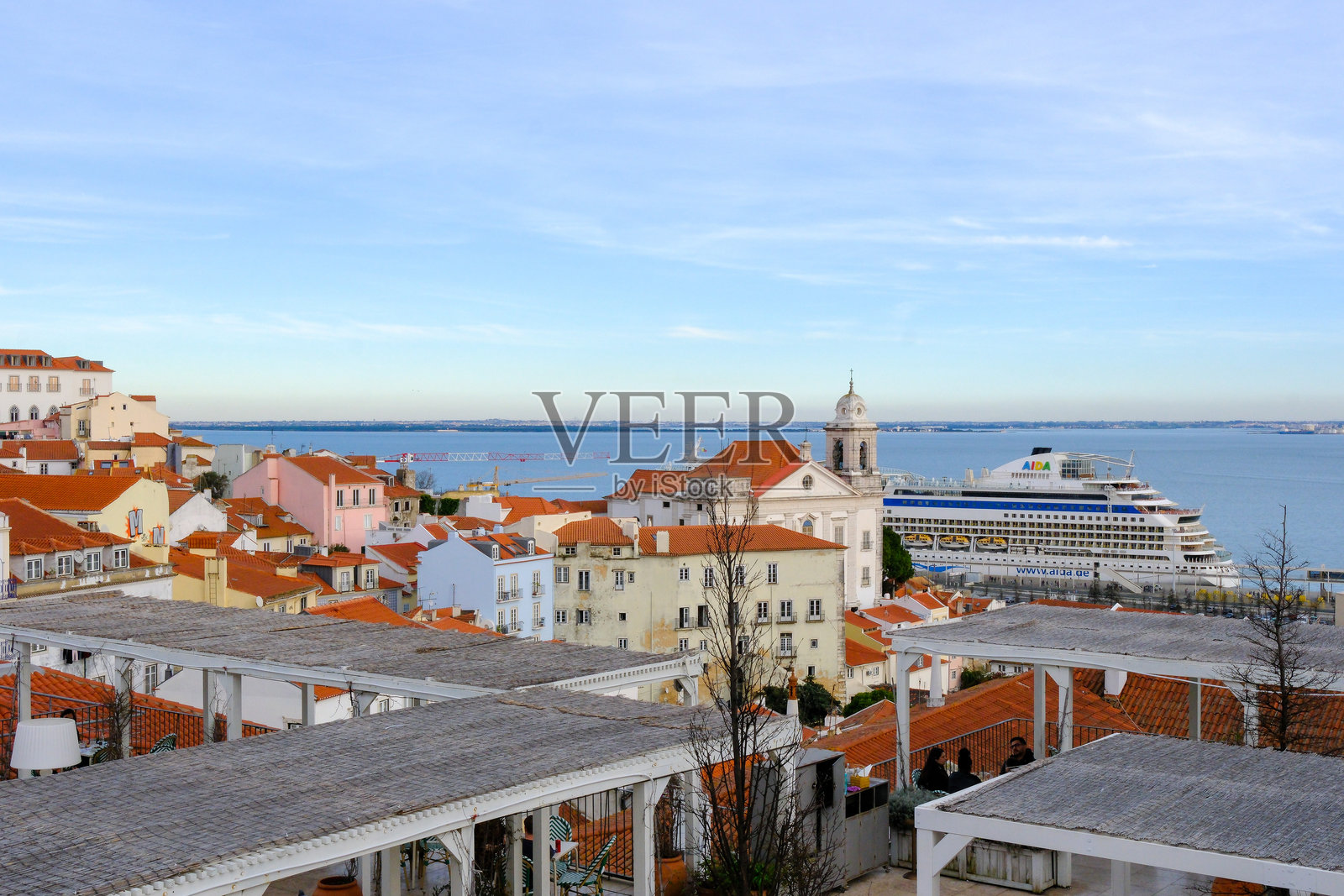 葡萄牙里斯本市中心的老城区屋顶和街道景观照片摄影图片