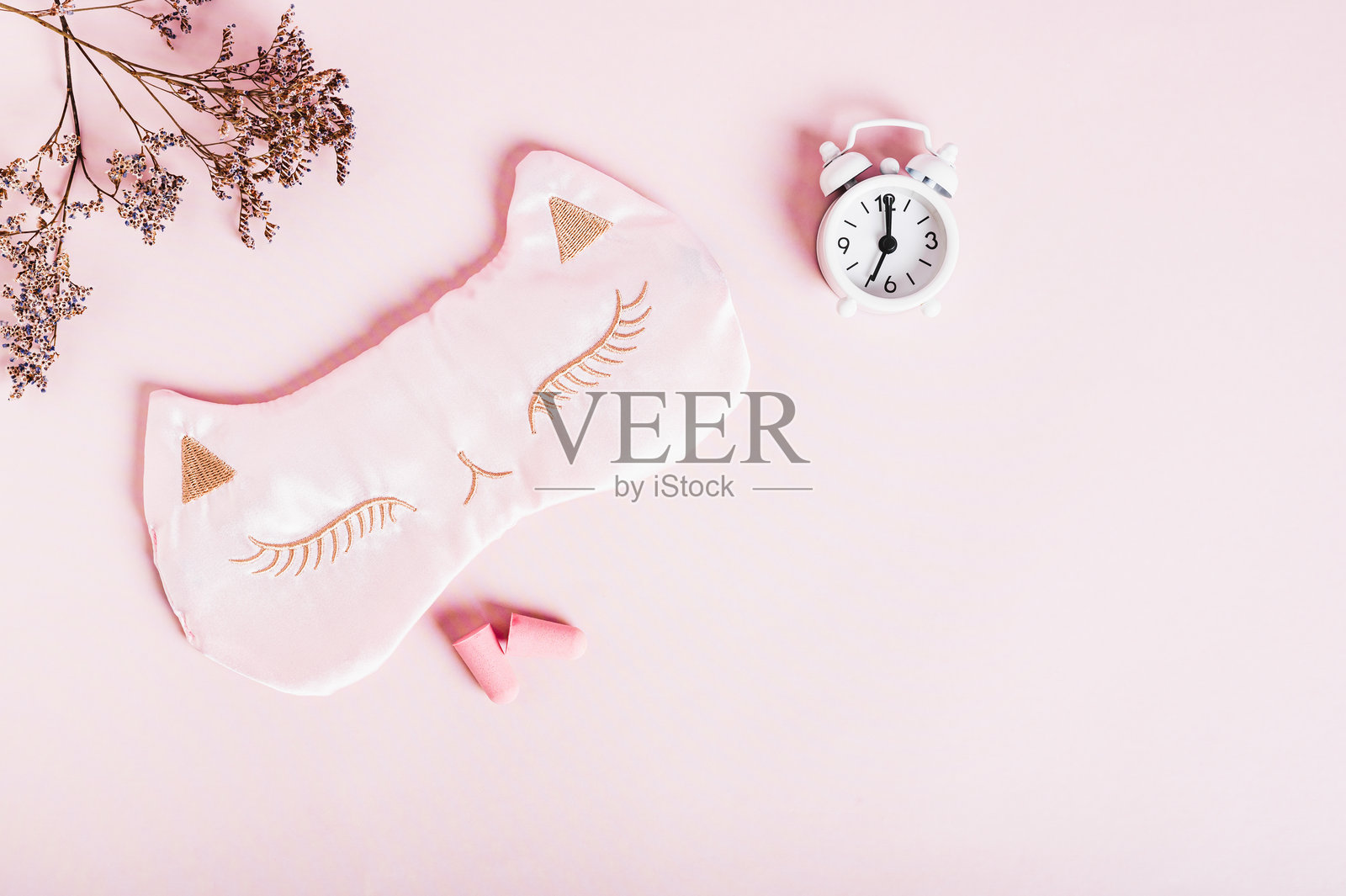 概念失眠睡眠面罩、耳塞和闹钟在粉色背景上照片摄影图片