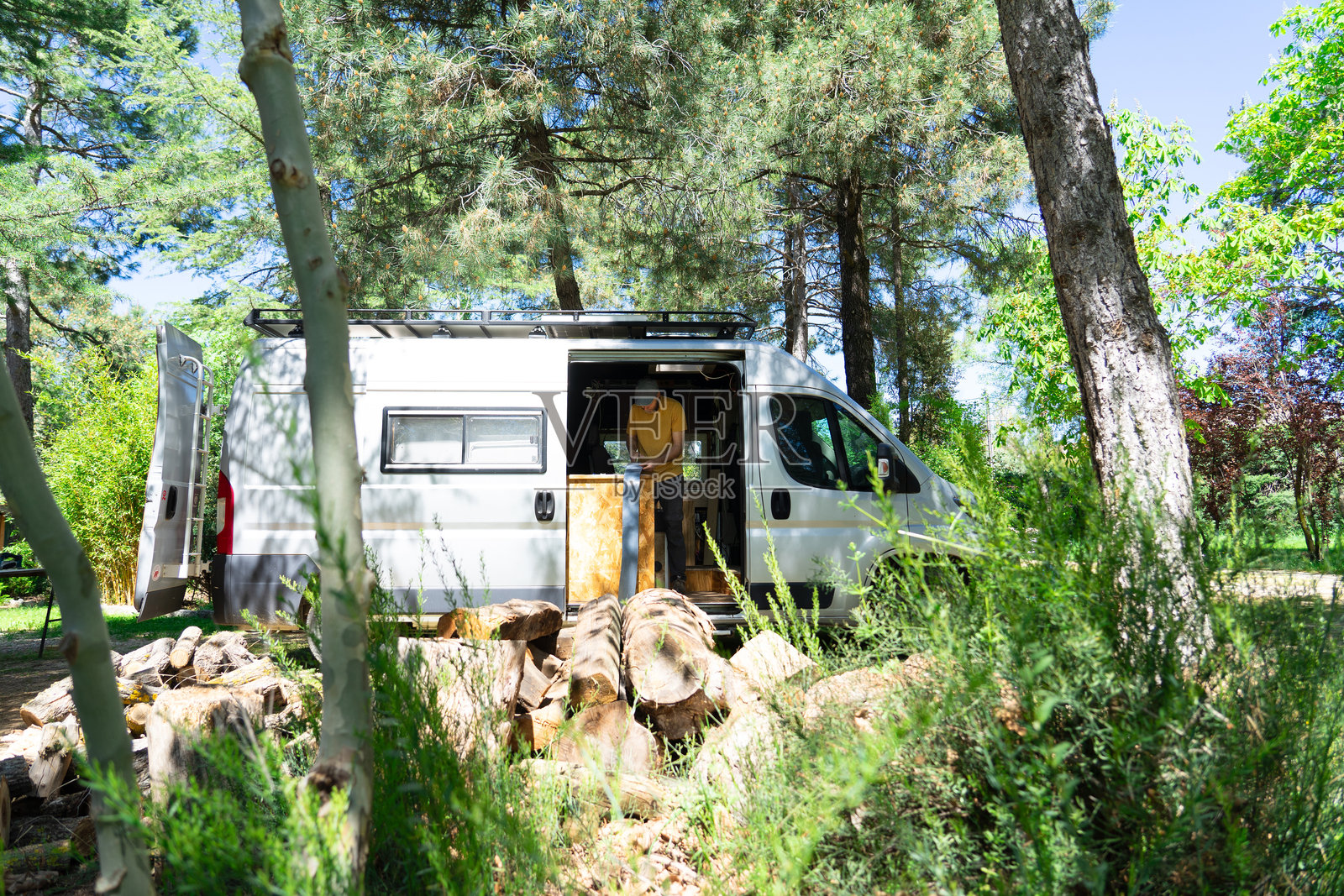 房车改装过程：男子在车内安装隔热材料照片摄影图片