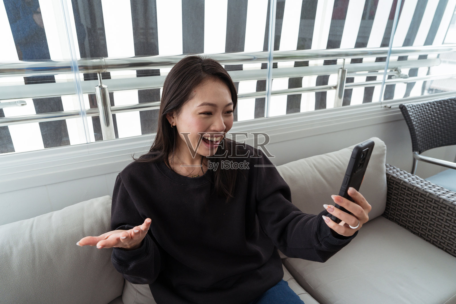 兴奋的年轻女性对智能手机上的内容做出反应照片摄影图片