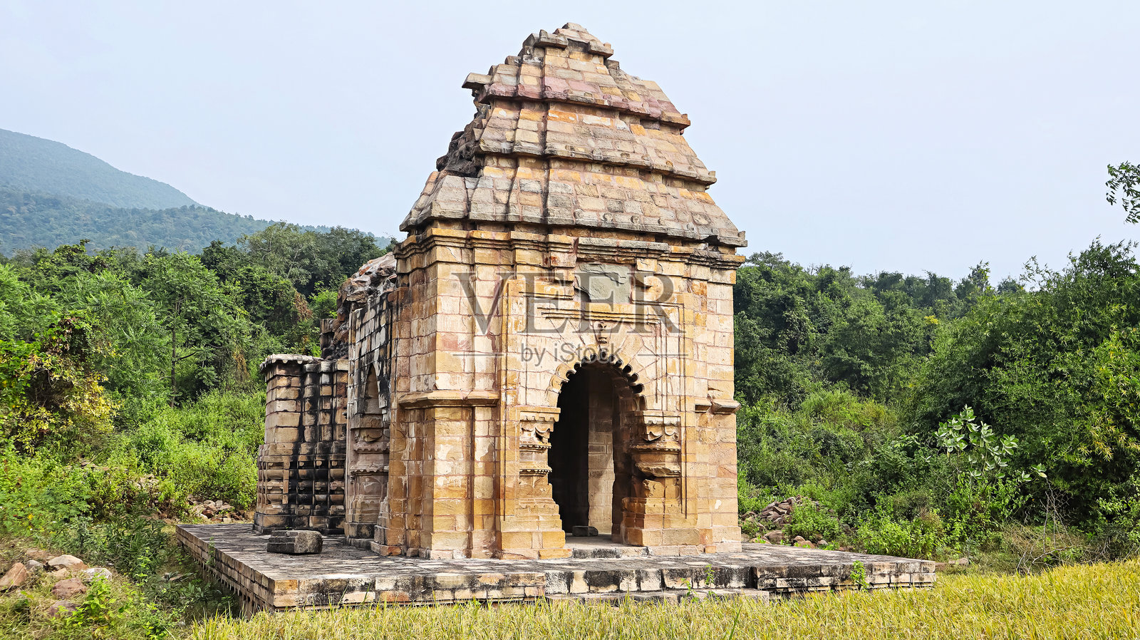 古老的坎卡利女神庙遗址的正面视角，位于印度西孟加拉邦普里利亚的加尔潘乔特。照片摄影图片