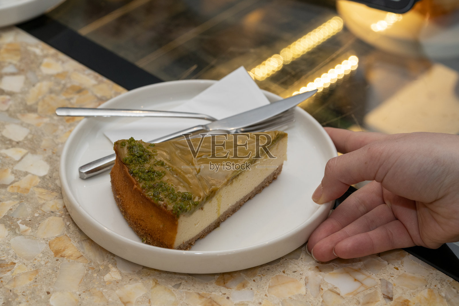 咖啡馆服务员上菜照片摄影图片