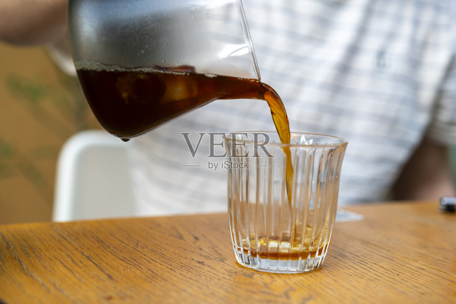 从V60咖啡壶倒咖啡到心爱的杯子，滤泡咖啡照片摄影图片