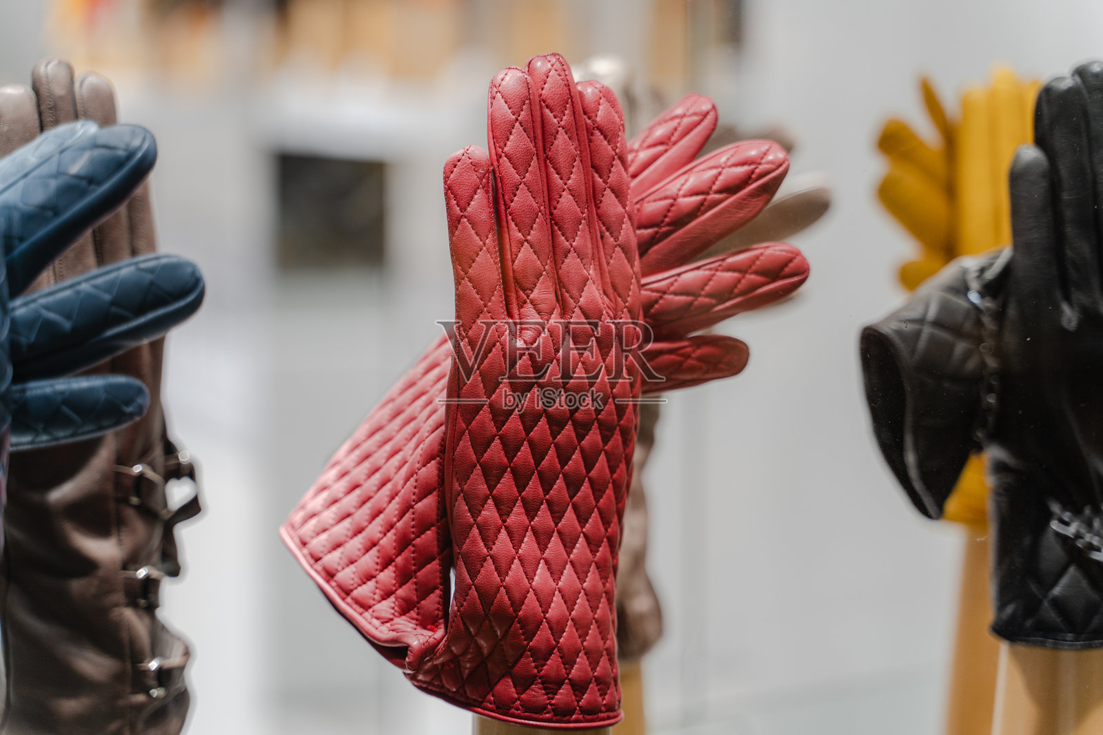皮革手套。商店橱窗展示着模特上的女式手套。照片摄影图片