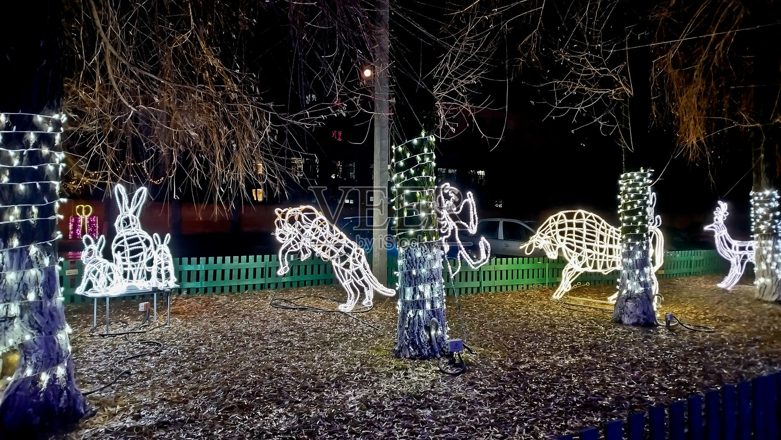 新年装置。圣诞照片区。一个大型美丽的新年玩具闪烁着圣诞灯光。照片摄影图片