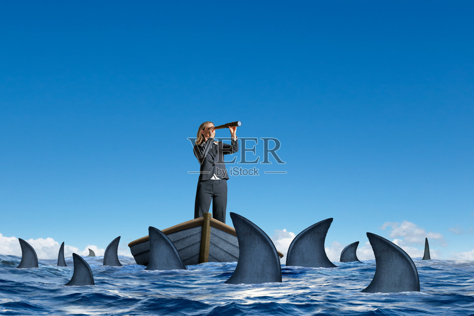 女人在船上被鲨鱼包围，透过望远镜观察。照片摄影图片