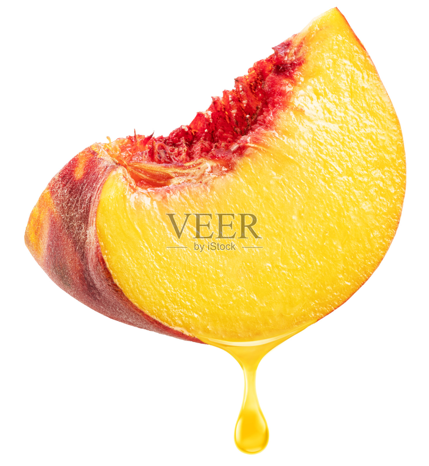 白色背景上的桃子果肉切片和滴落的桃汁。文件包含剪切路径。照片摄影图片