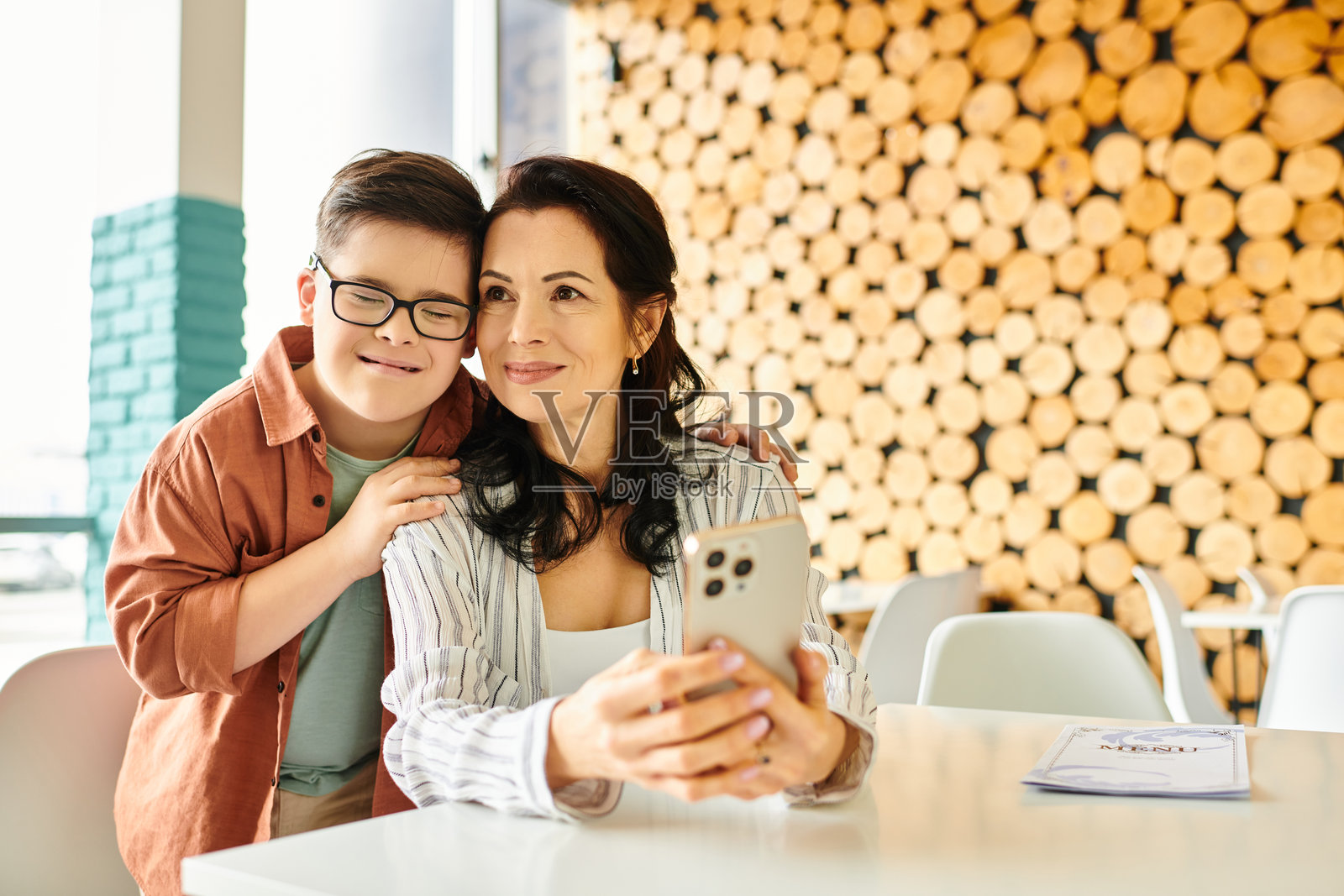 母子在温馨咖啡馆中共享快乐时光照片摄影图片