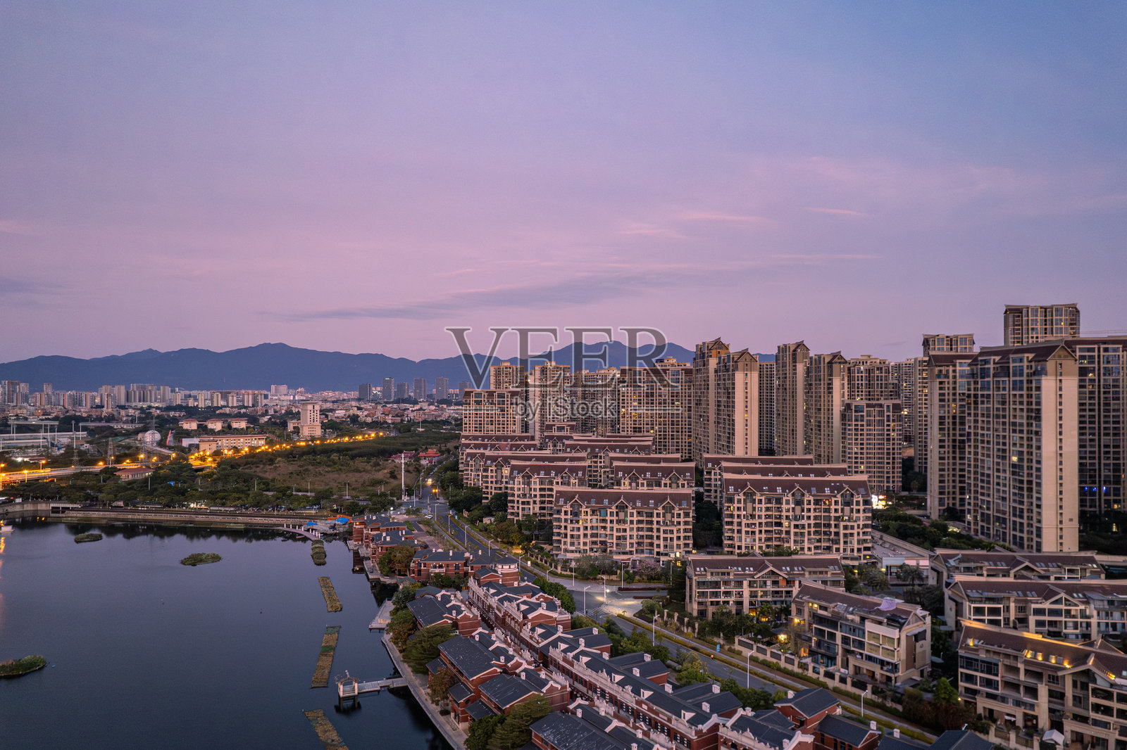 清晨时分，湖边城市建筑与道路交通的鸟瞰图照片摄影图片