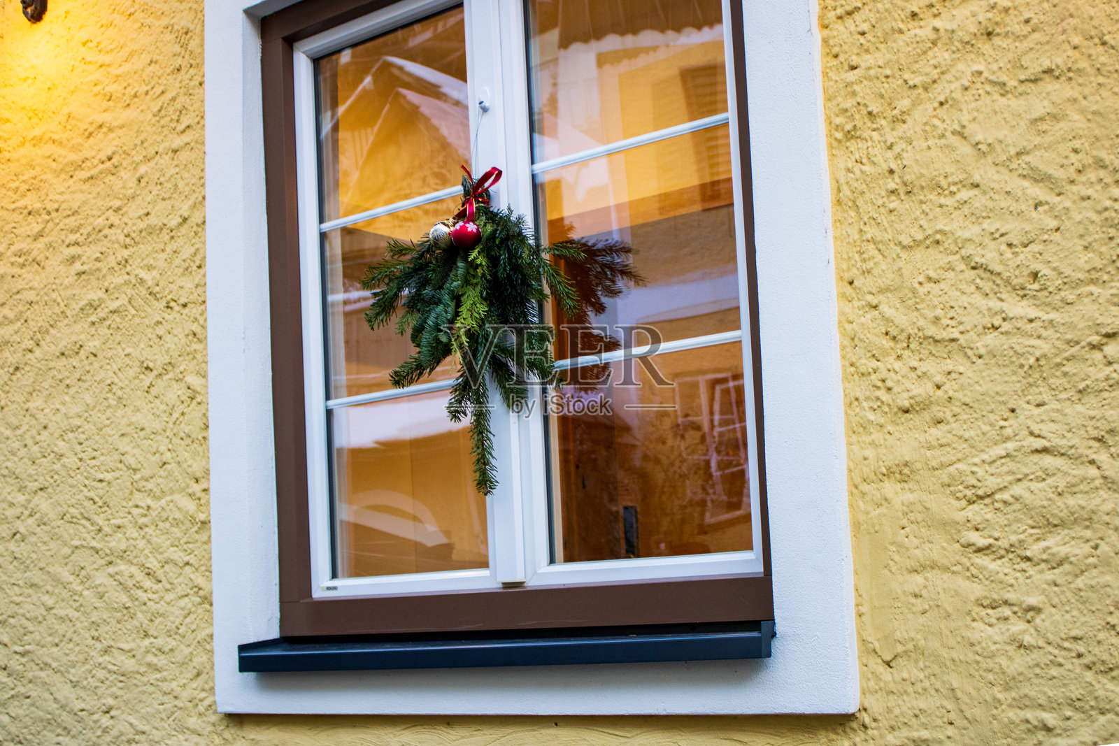 奥地利蒂罗尔哈尔施塔特的外部圣诞装饰系列照片摄影图片