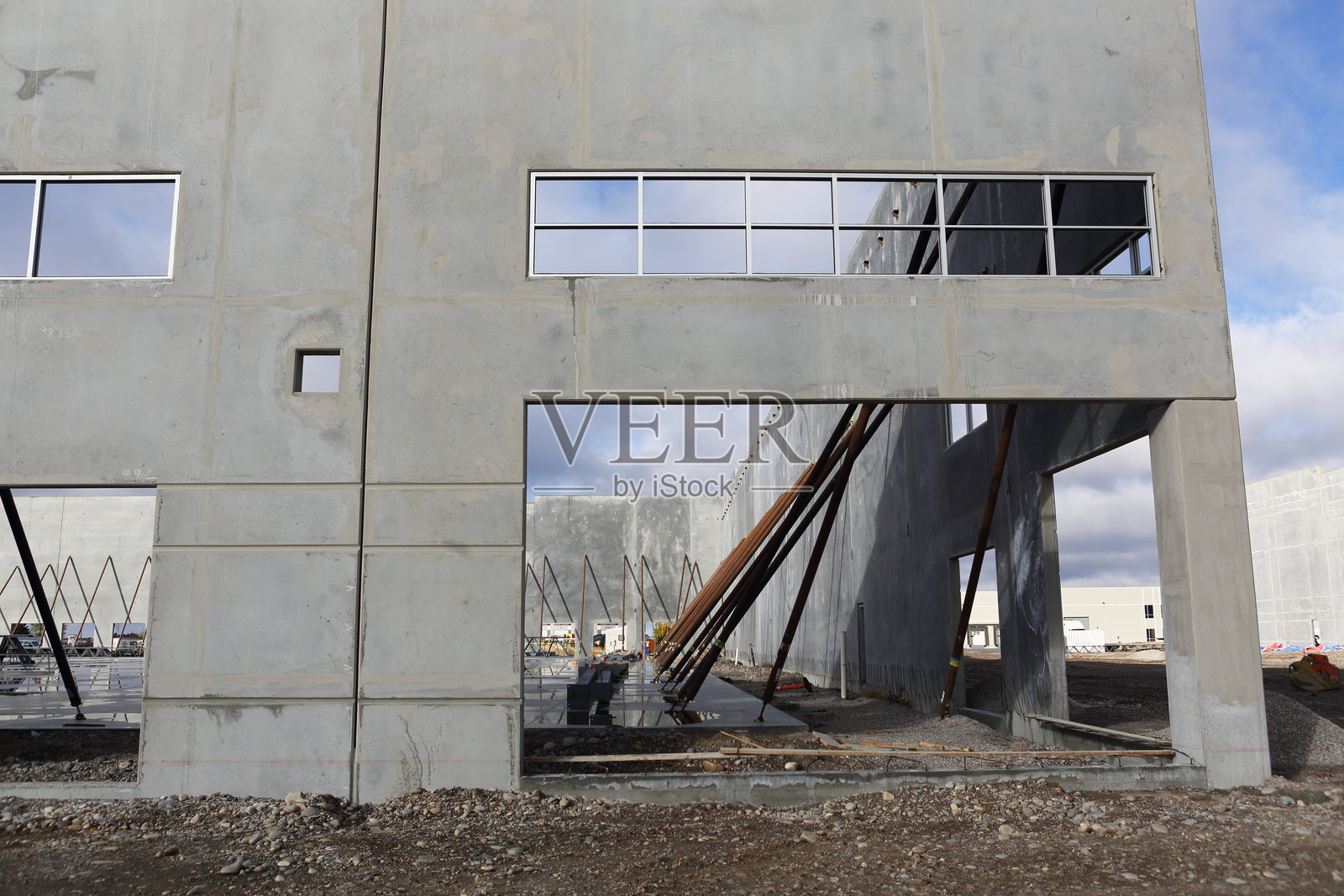 倾斜的混凝土建筑施工照片摄影图片