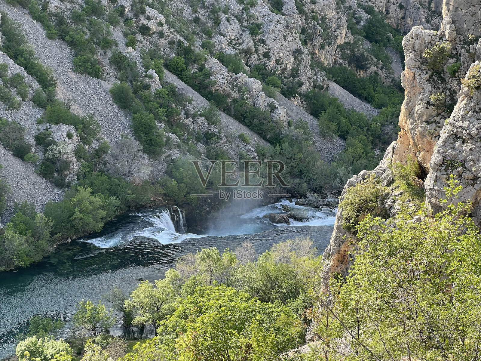 维索基布克瀑布位于兹尔曼亚河（维莱比特自然公园，克罗地亚）照片摄影图片