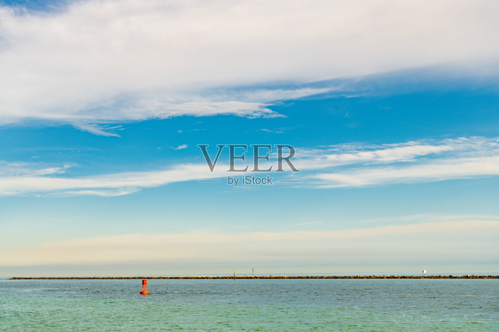 海洋地平线景观。夏季假期的多云天空和海景。海洋地平线的天空景观。宁静的海洋自然地平线景观。浪漫的夏季假期海景。照片摄影图片